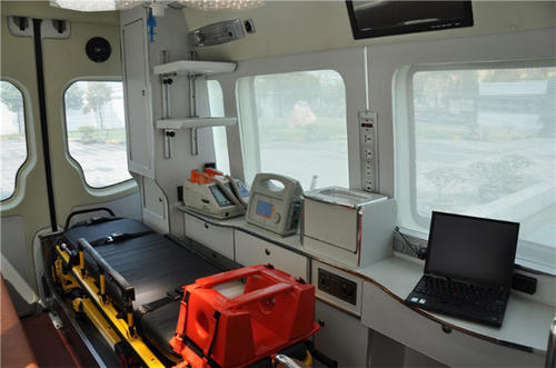 通道救护车内部